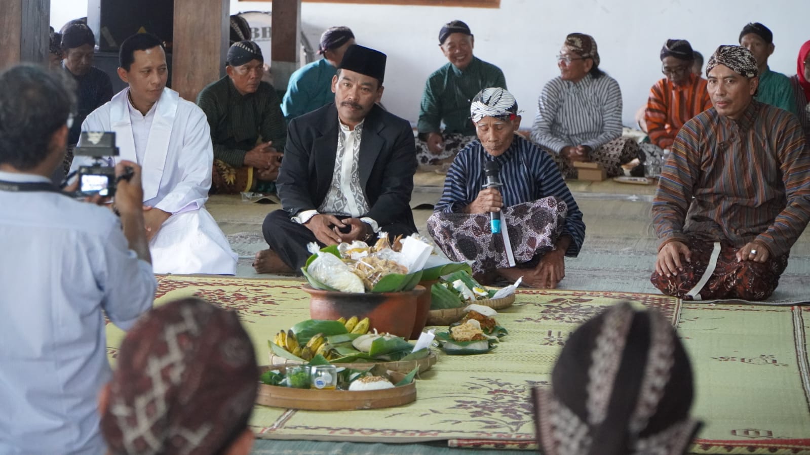 Upacara adat Rasulan di Balai Kalurahan Baleharjo, Kapanewon Wonosari, Kabupaten Gunungkidul, Senin (13/5).&nbsp;