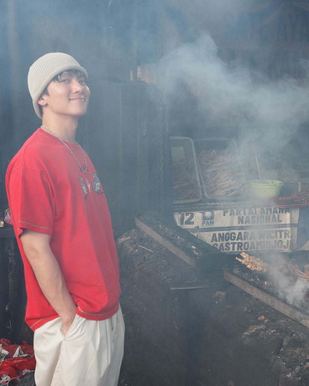 Ji Chang Wook tengah berpose di samping penjual sate di Indonesia