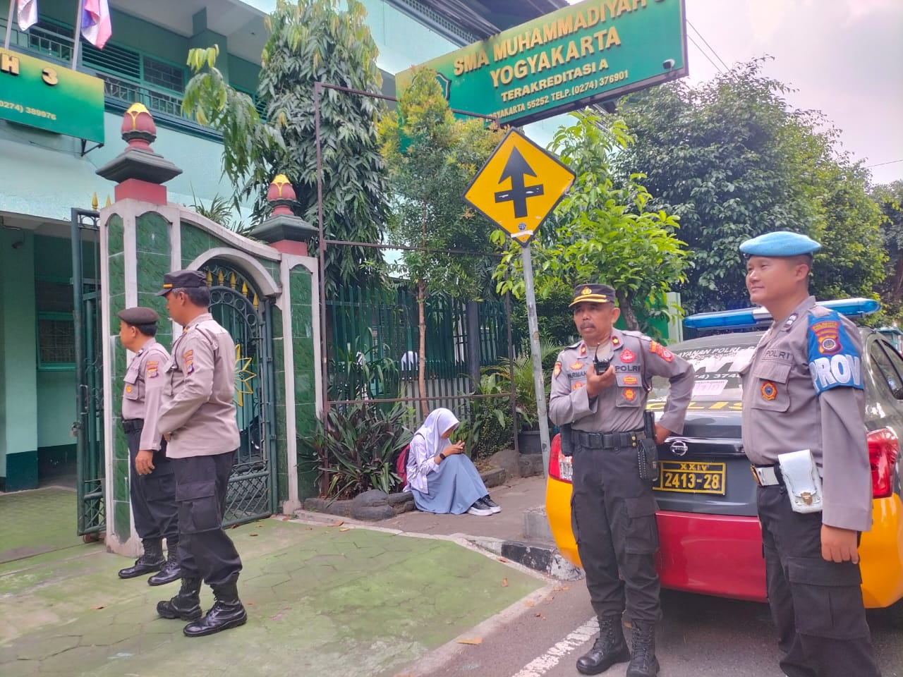 JAGA-JAGA: Polisi melakukan pengamanan di Jalan Pramuka, Umbulharjo, Kota Yogja, tempat lokasi awal kericuhan oleh oknum pelajar kemarin (13/5). (Polresta Yogja)