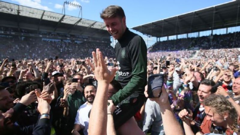 St Pauli rayakan promosi bersama para penggemar di Millerntor Stadion (Selim Sudheimer/Getty Images)