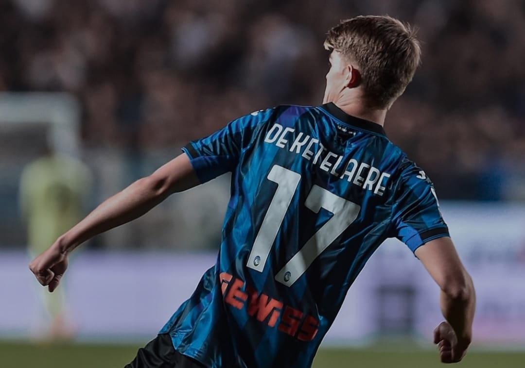 Selebrasi Charles de Katelaere setelah mencetak gol kedua ke gawang AS Roma dalam kemenangan Atalanta 2-1 (ig atalantabc)
