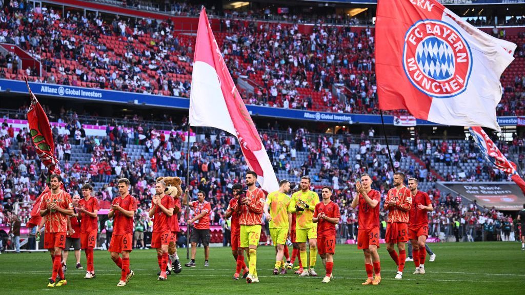 para pemain Bayern Munich menyambut para penggemar dalam kandang terakhir di Allianz Arena