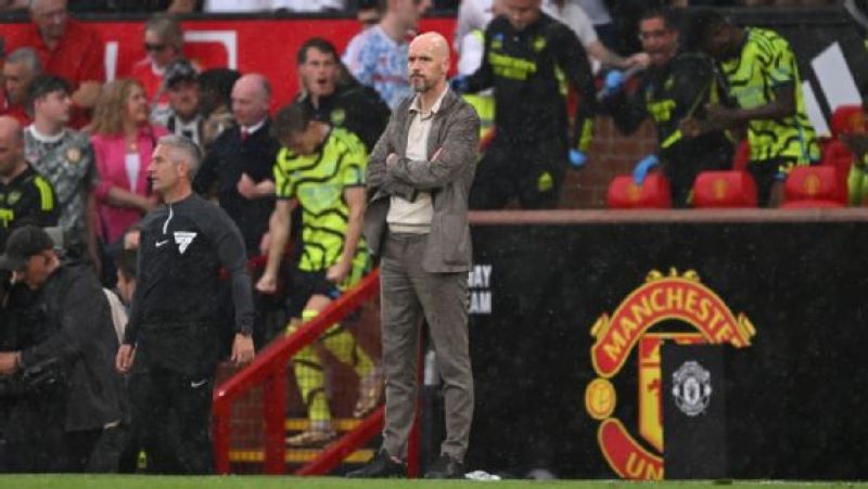 Erik ten hag termenung saat Manchester United takluk 0-1 atas Arsenal di Old Trafford