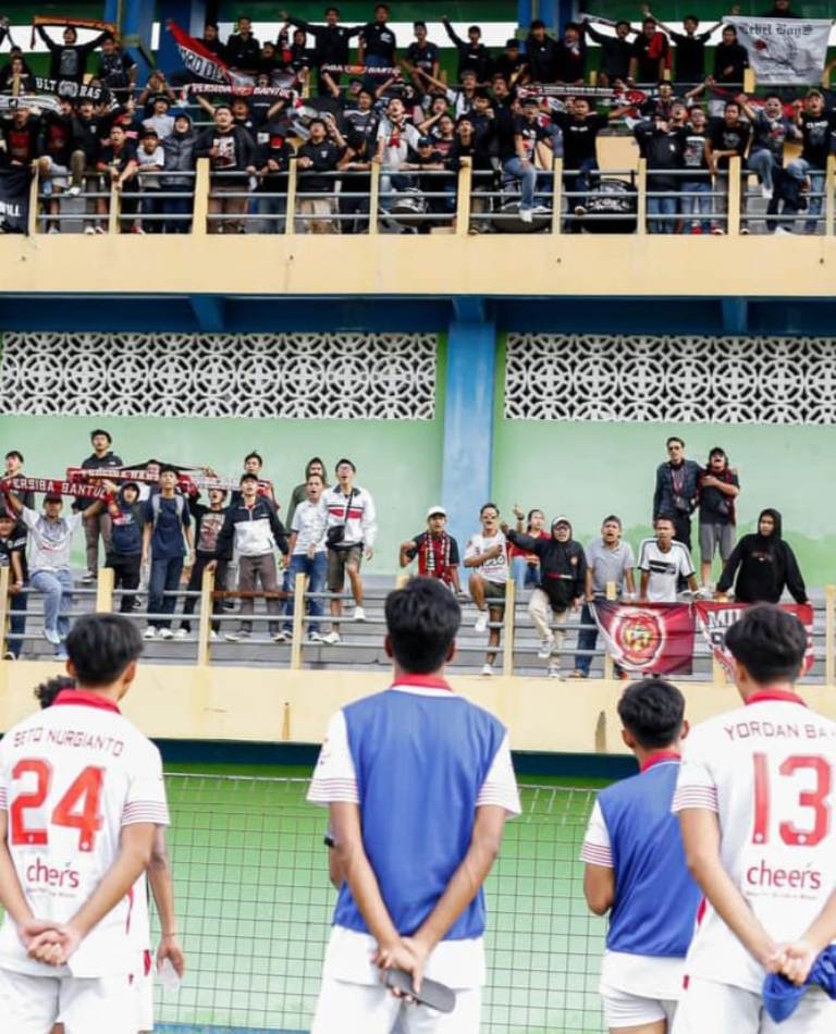 Para pemain Persiba Bantul saat menyapa para suporter saat melawan Universitas Surakarta Football Club (FC) di Stadion Wergu Wetan, Kudus