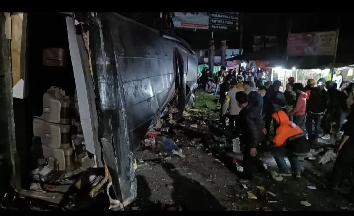 evakuasi bus mengangkus siswa SMK di Ciater