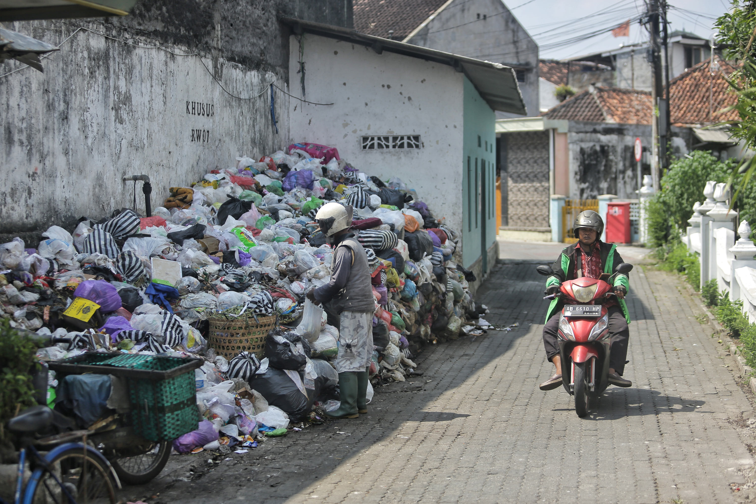 Tumpukan sampah menjamur di setiap sudut Kota Yogja. Salah satu faktor munculnya tumpukan sampah itu karena momen long weekend
