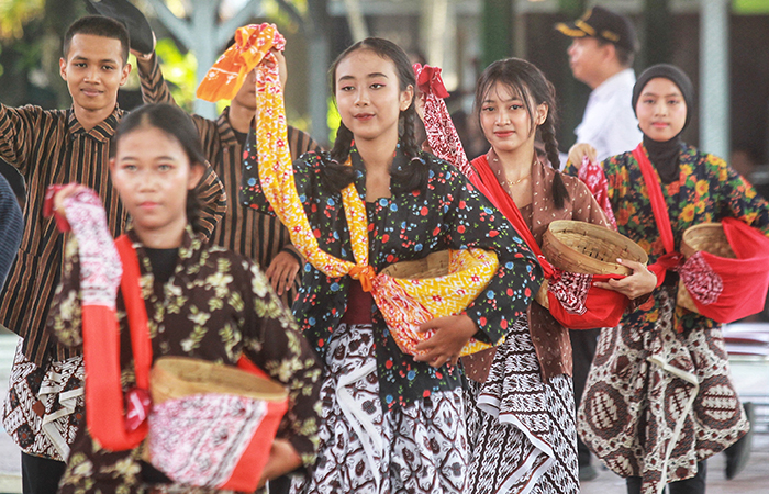 APIK: Siswa dan siswi SMKN 3 Kota Jogja menampilkan berbagai tari tradisional Indonesia  dalam kegiatan Projek Penguatan Profil Pelajar Pancasila (P5) di sekolahnya, kemarin (14/5)