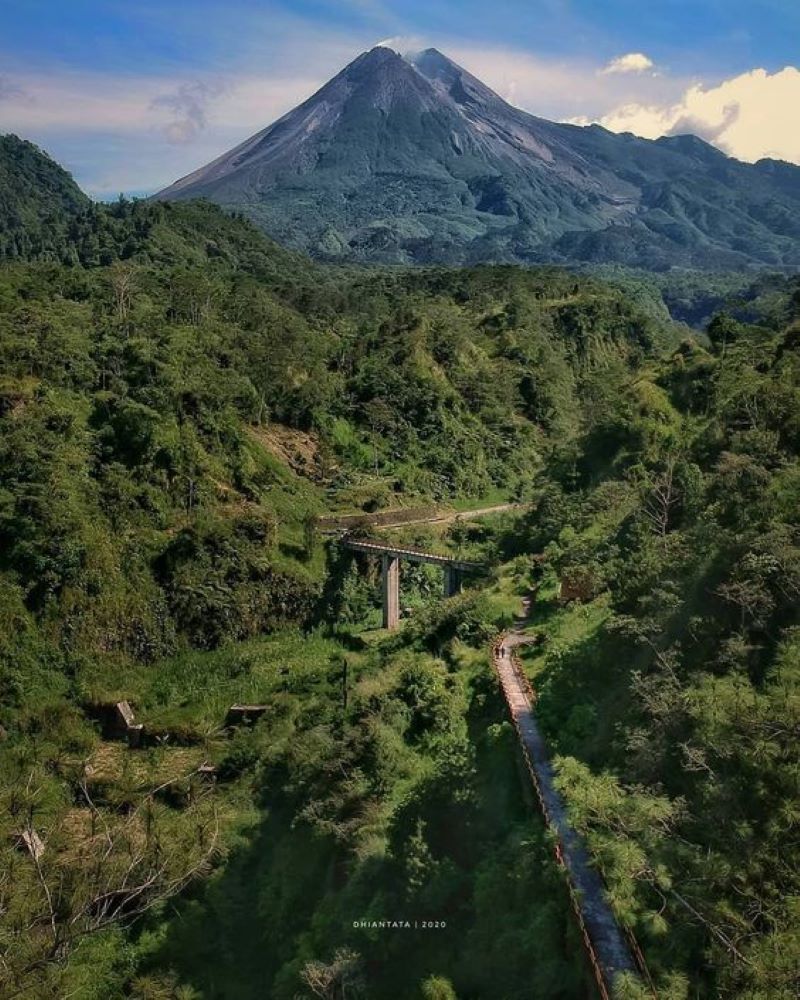 Pemandangan Gunung Merapi.