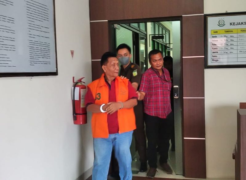 Terpidana AS saat digelandang petugas di Kejari Purworejo untuk selanjutnya dibawa ke Rutan Purworejo untuk eksekusi, Selasa (14/5/2024).&nbsp;