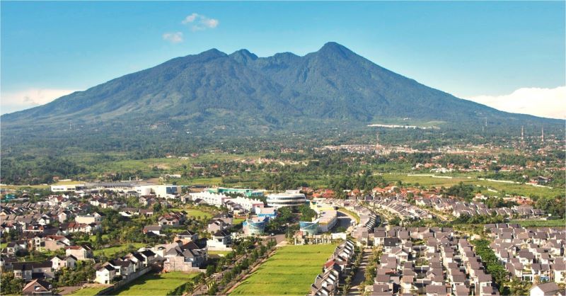 Suasana mistis dan legenda yang menyelimuti Gunung Salak membuat setiap langkah mendaki menjadi petualangan penuh misteri.