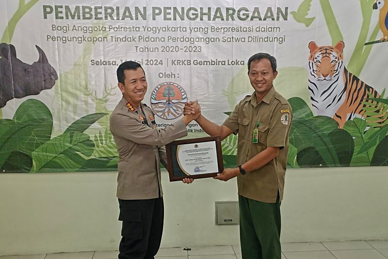 Kepala BKSDA Yogyakarta Lukita Awang Nistyantara (kanan) memberikan penghargaan kepada Kapolresta Yogyakarta Kombes Pol Aditya Surya Dharma di Gembira Loka Zoo, Yogyakarta, Selasa (14/5/2024).