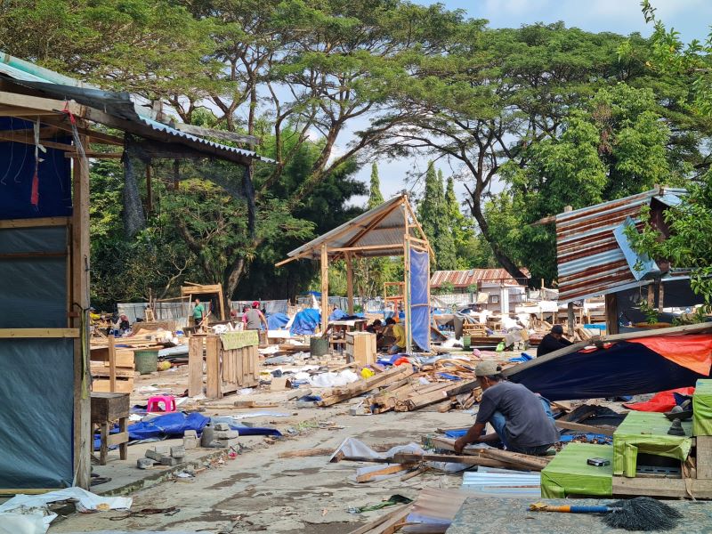 KERJA BAKTI: Para pedagang di zona II kompleks TWC Borobudur mulai membongkar kios miliknya.&nbsp;