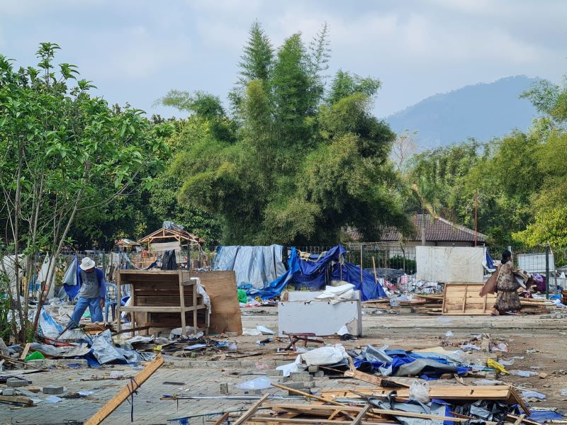 KERJA BAKTI: Para pedagang di zona II kompleks TWC Borobudur mulai membongkar kios miliknya.&nbsp;