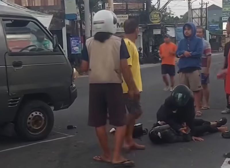 Kecelakaan di Jalan Damai, minibus tabrak pemotor.