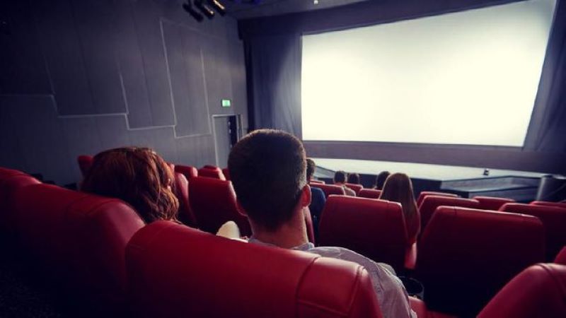 Ilustrasi menonton film di bioskop.