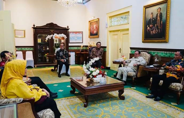 POLITIK HUKUM: Gubernur Hamengku Buwono X didampingi Sekprov Beny Suharsono bersama  Ketua DPRD DIJ Nuryadi (baju krem lengan panjang) menyepakati perubahan Perdais.