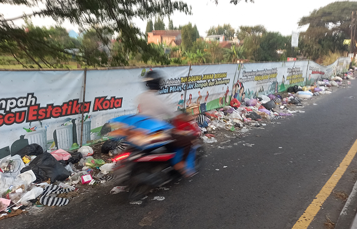 LANGGANAN: Masyarakat masih membuang sampah sembarangan di kawasan ring road selatan. Bahkan sudah dua hari, sampah masih berserakan dan tidak tertangani.