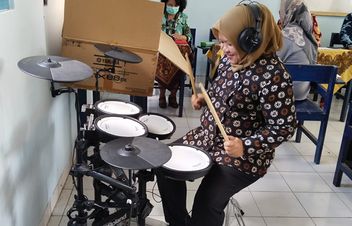 LOLOS IZIN: Pegawai dari Bali Dikmen Sleman saat uji coba alat musik di ruangan kampus 2 SMK Muhammadiyah 1 Kalasan.