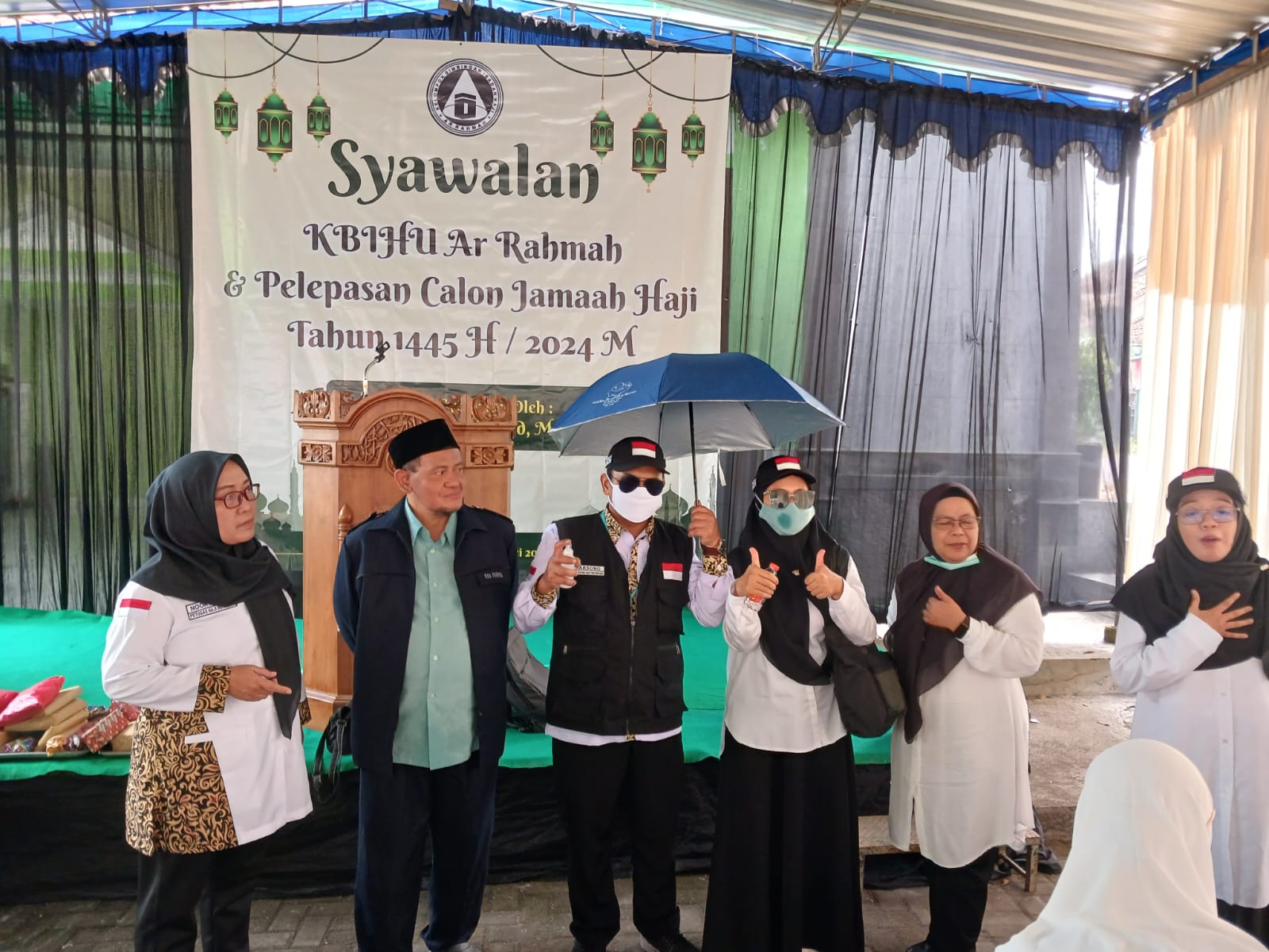 Kemenag Sleman saat memperagakan penggunaan alat pelindung diri (APD) kepada para jamaah haji. Hal itu untuk mengantisipasi cuaca panas di Arab Saudi.