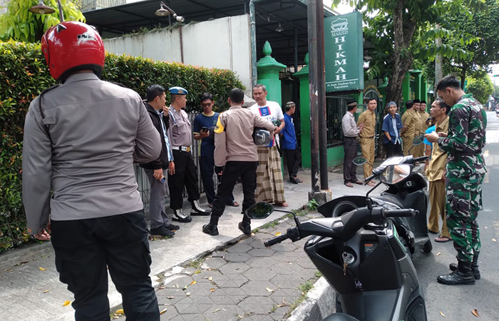Polisi melakukan penjagaan di Jalan Pramuka, Umbulharjo, Kota Jogja yang tempat lokasi awal kericuhan oleh oknum pelajar, Senin (13/5/2024.