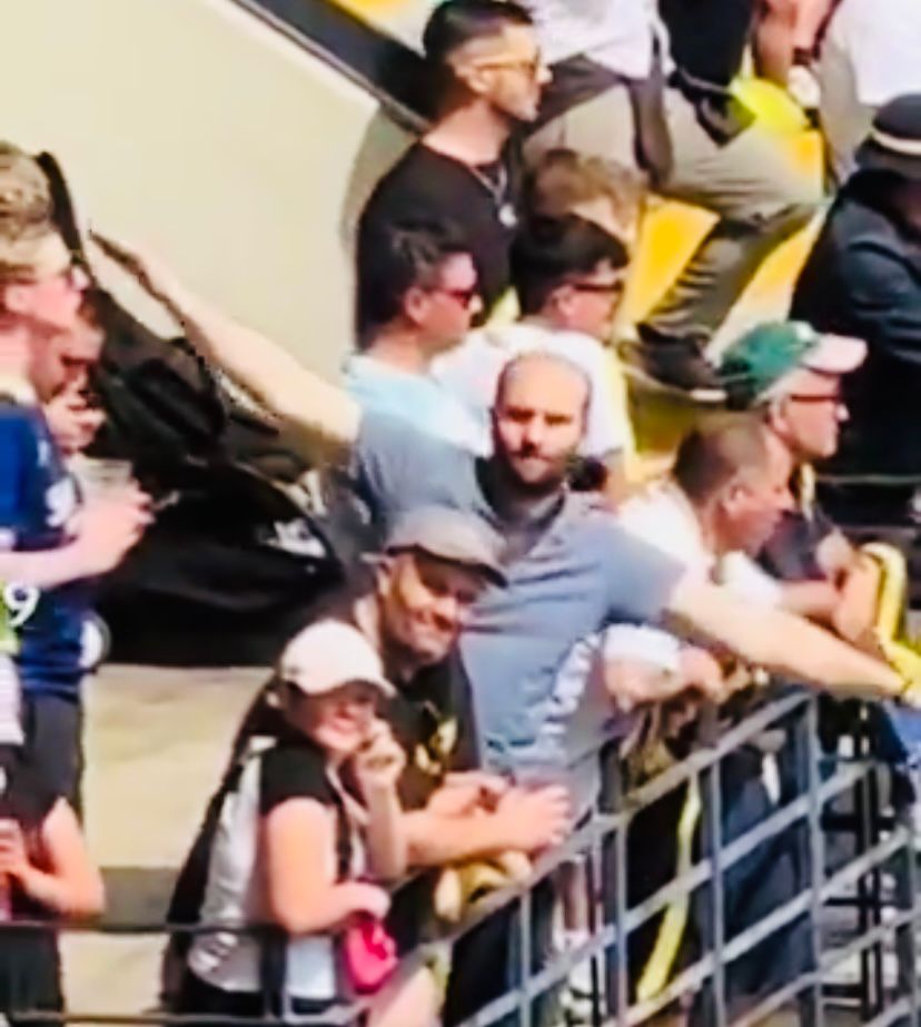 Gesture Fans Verona saat memperagakan gerakan pesawat