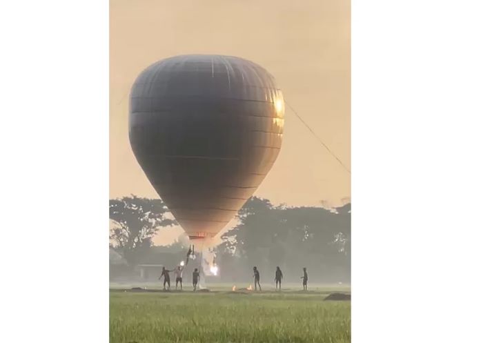 Beberapa remaja terlihat menerbangkan balon udara di Dusun Muneng, Balong