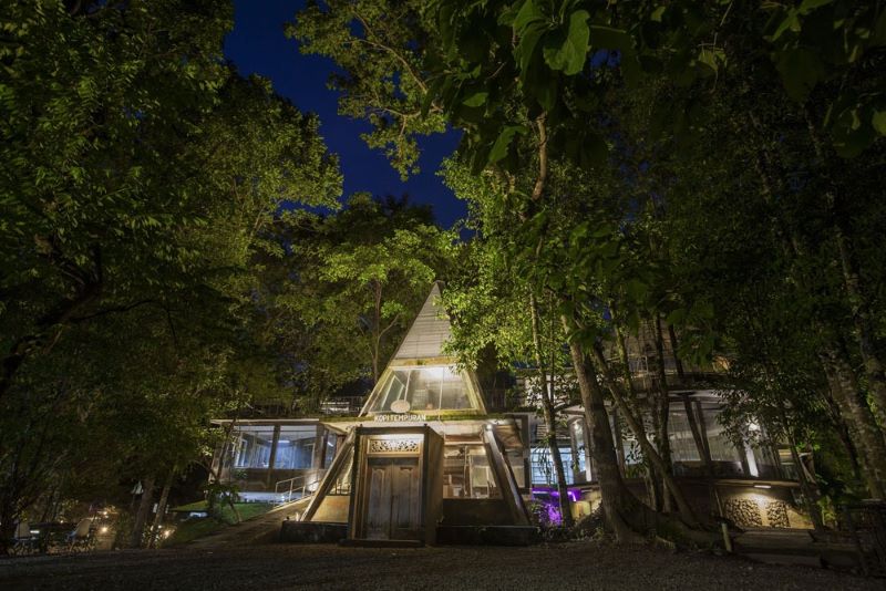Dikelilingi pohon besar yang rimbun, Tempuran Space tempat ngopi asik cocok untuk healing.