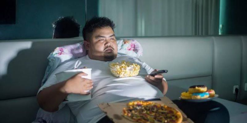 Ilustrasi makan sambil tiduran.