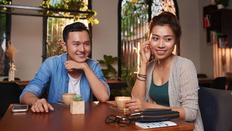 Caption: Tips mengatasi situasi canggung saat mengobrol.