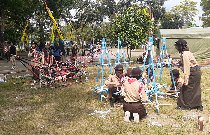 MANDIRI: Siswa saat mendirikan tenda dalam acara Festival&nbsp;Pramuka&nbsp;Jogja (FPJ) di Bumi Perkemahan Babarsari Juli lalu.RIZKY WAHYU/RADAR JOGJA&nbsp;