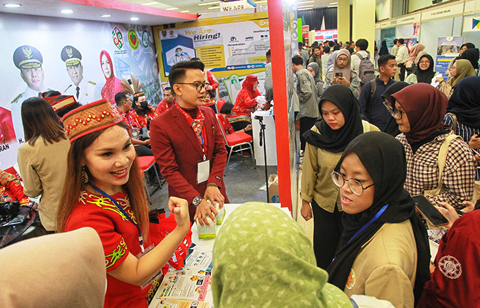 ANTUSIAS: Para pencari kerja memadati Career Days 2024 yang diadakan oleh Sekolah Vokasi UGM di Grha Sabha Pramana UGM (15/5). Sebanyak 38 mitra perusahaan dan lembaga pemerintah ikut hadir