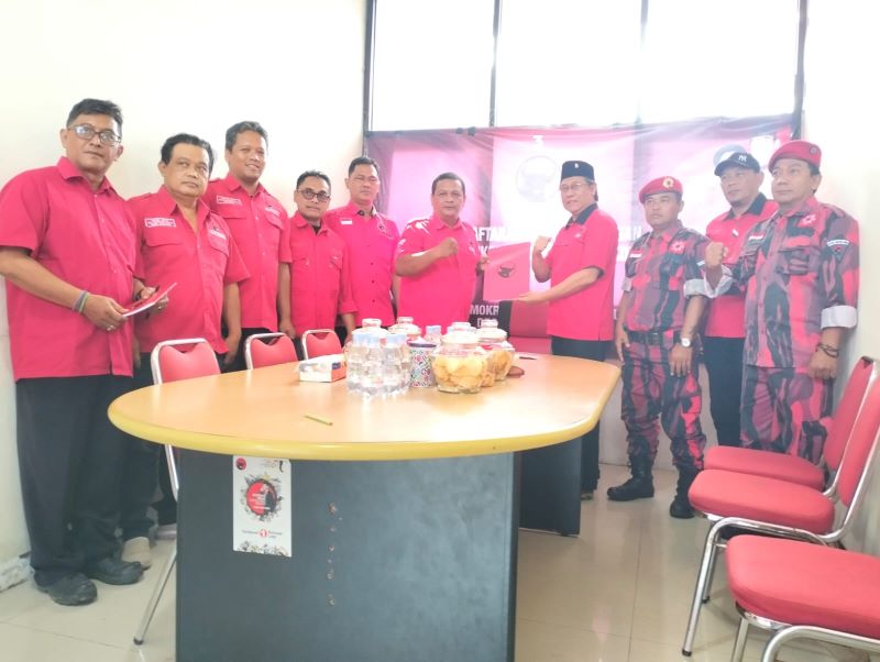 RESMI: Ketua DPRD Kota Magelang Budi Prayitno bersama kader DPC PDIP Kota Magelang saat mengambil formulir pendaftaran bakal calon wakil wali Kota Magelang, Rabu (15/5/2024).