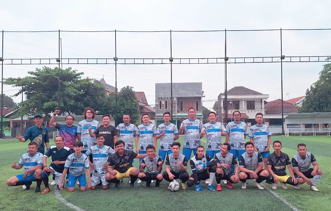 AKRAB: Para pemain Radar Jogja dan Waroeng Group FC DIJ berfoto bersama sebelum bertanding, di HK 99 Mini Soccer, Ngaglik, Sleman kemarin (15/5).