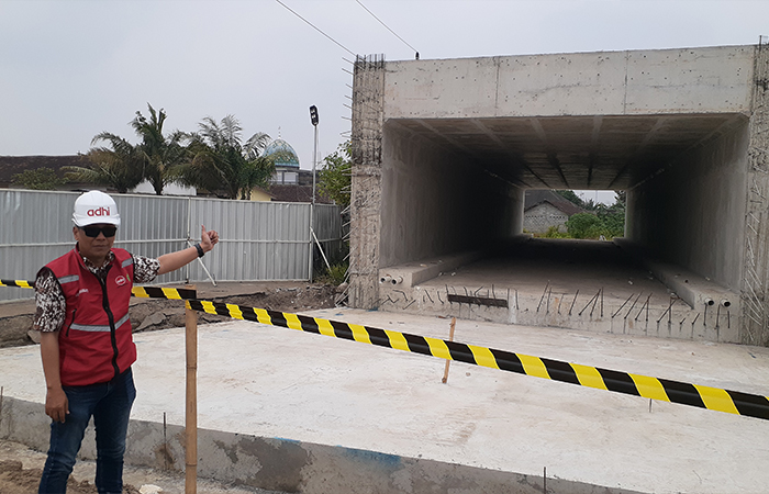 BERLANJUT:&nbsp;Suasana pekerjaan fisik Tol Jogja-Solo Seksi 2 Paket 2.2 di Sleman (15/5). Pelaksana proyek kini tengah melakukan pekerjaan pemasangan box culvert dan bore pile.