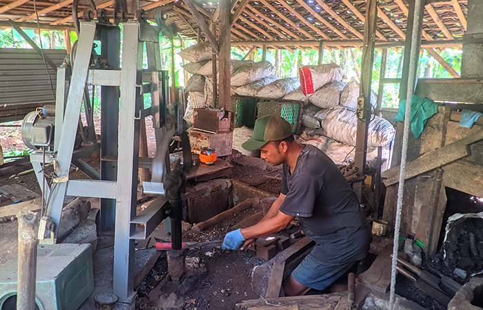 SENDIRIAN: Rudianto pandai besi di Karangtengah, Wonosari, Gunungkidul sedang membuat pisau dan parang untuk memenuhi kebutuhan pasar menjelang Idul Adha.
