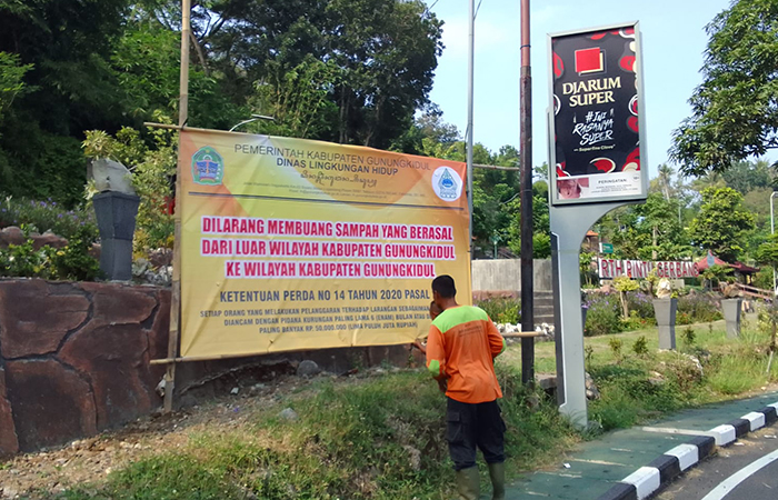 TEGAS: Papan larangan pembuangan sampah dari luar daerah yang terletak di jalur masuk Kabupaten Gunungkidul, Jalan Jogja - Wonosari.&nbsp;Dokumentasi Pemkab Gunungkidul&nbsp;