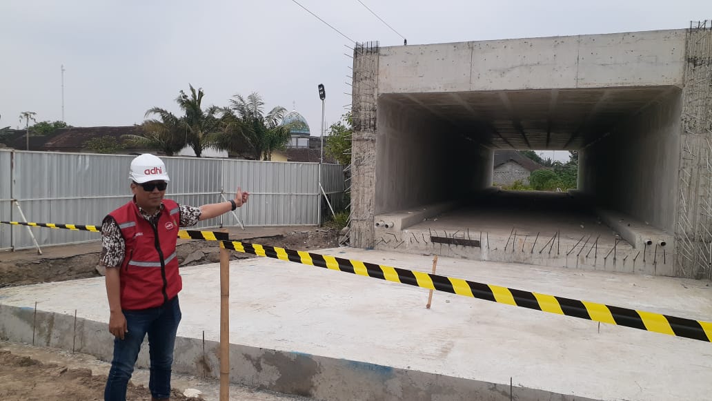 Suasana pekerjaan fisik Tol Jogja-Solo Seksi 2 Paket 2.2 di kabupaten Sleman, Rabu (15/5/2024). Pelaksana proyek kini tengah melakukan pekerjaan pemasangan box culvert dan bore pile.