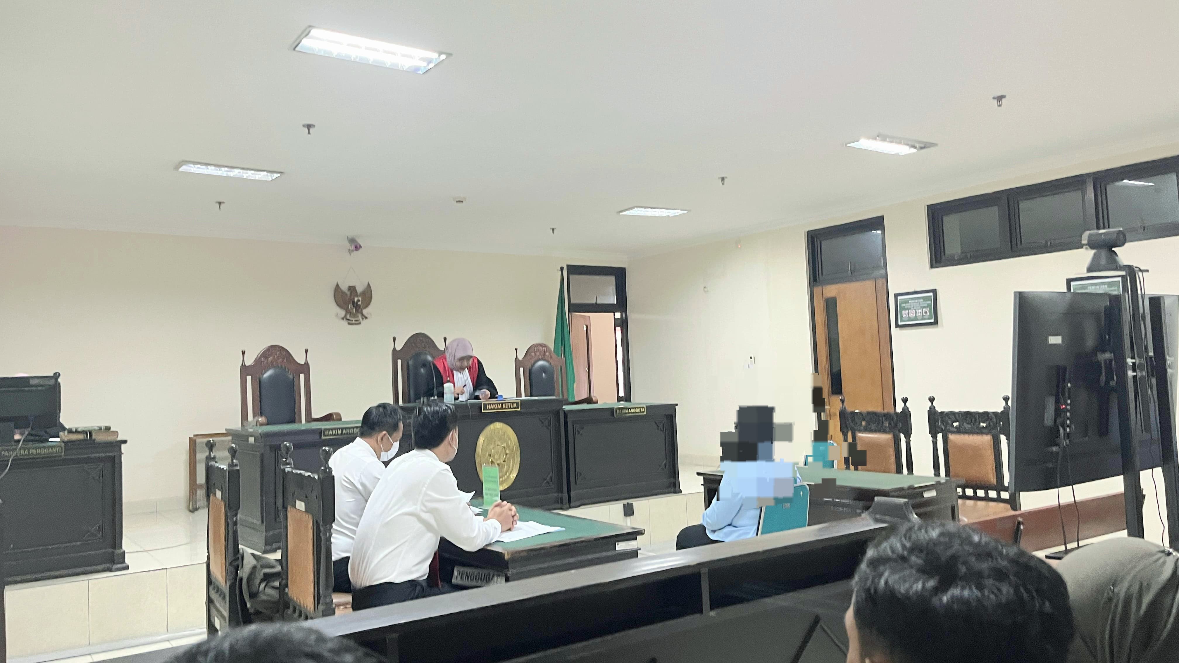 Pelaku pembuangan sampah secara sembarangan saat menjalani sidang tindak pidana ringan (tipiring) di Pengadilan Negeri Sleman, Selasa (14/5/2024).