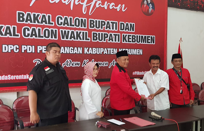 BURSA PILBUP : Mantan Sekretaris Daerah (Sekda) Kebumen Adi Pandoyo (kemeja putih) yang juga eks narapidana kasus korupsi mendaftar Pilbup Kebumen 2024 melalui PDI Perjuangan.