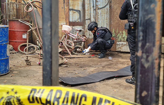 EVAKUASI: Tim Gegana Brimob Polda Jateng saat mengevakuasi benda yang diduga mortir di sebuah gedung rongsok di Muntilan, Rabu (15/5).&nbsp;