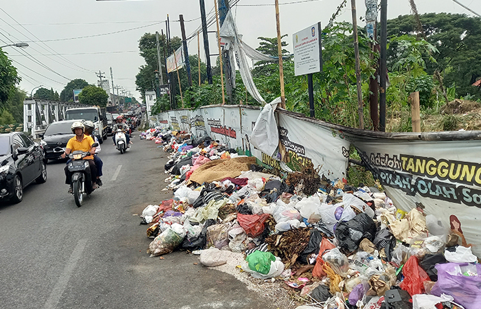 TITIK FAVORIT: Sampah yang berada di depan GL Zoo memakan badan jalan di tepi Jalan Kusumanegara (15/5). Lokasi ini menjadi langganan pembuangan sampah liar.