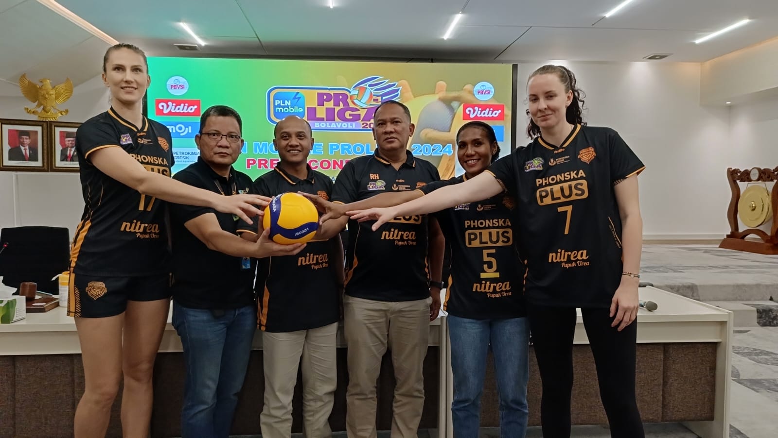 Suasana press conferencepekan keempat sekaligus peralihan dari putaran pertama ke putaran kedua di GOR Tri Dharma, Gresik, 16-19 Mei 2024 dengan Gresik Petrokimia Pupuk Indonesia sebagai tuan rumah.