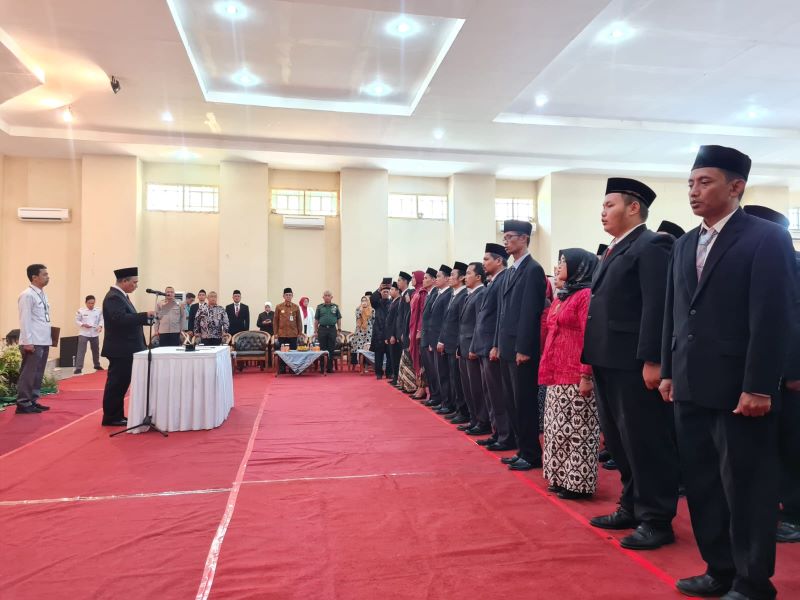 RESMI: Ratusan PPK pada Pilkada 2024 dilantik dan diambil sumpah/janji di aula PDAM Tirta Gemilang Kabupaten Magelang, Kamis (16/5/2024).&nbsp;