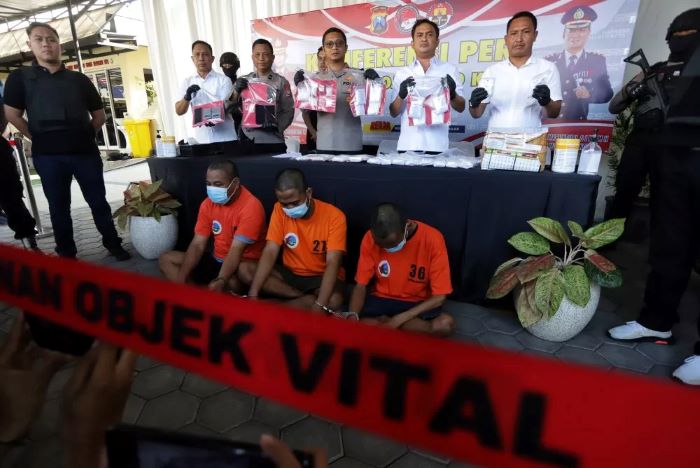 Tiga pengedar narkoba di Polres Mojokerto saat jumpa pers pada Rabu (15/5).