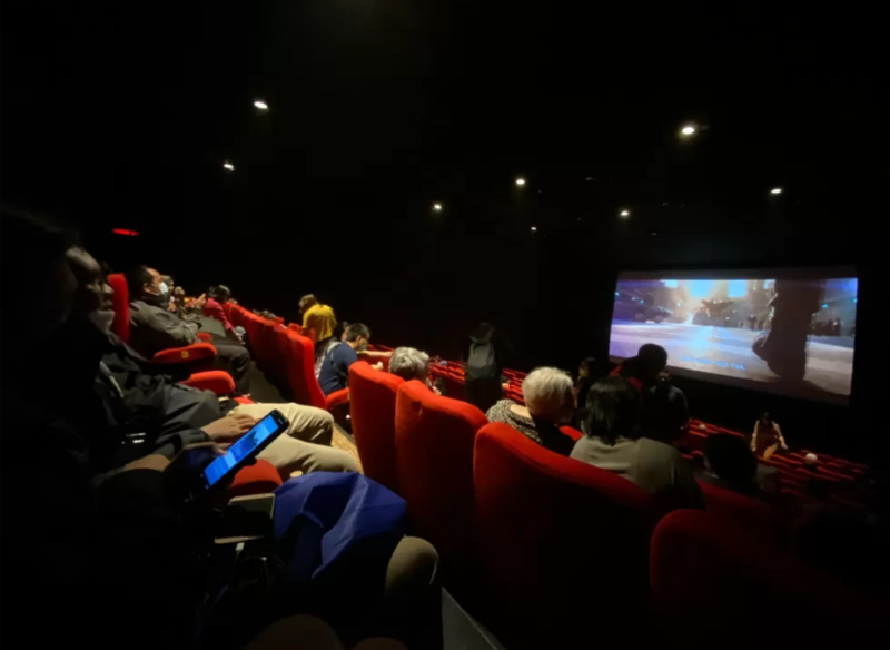 Ilustrasi nonton film di bioskop.