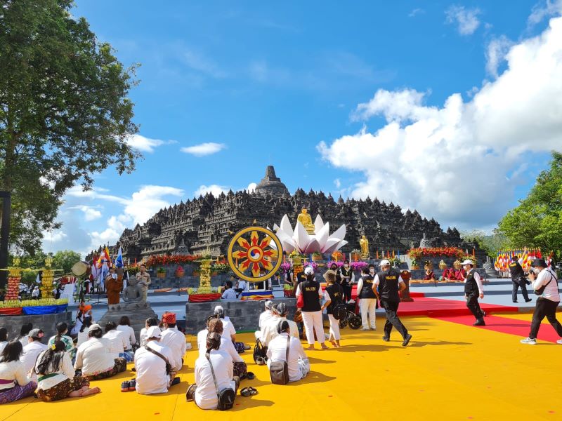 KIRAB: Ribuan umat Buddha berkumpul di Lapangan Kenari usai mengikuti kirab dari Candi Mendut menuju Candi Borobudur.&nbsp;