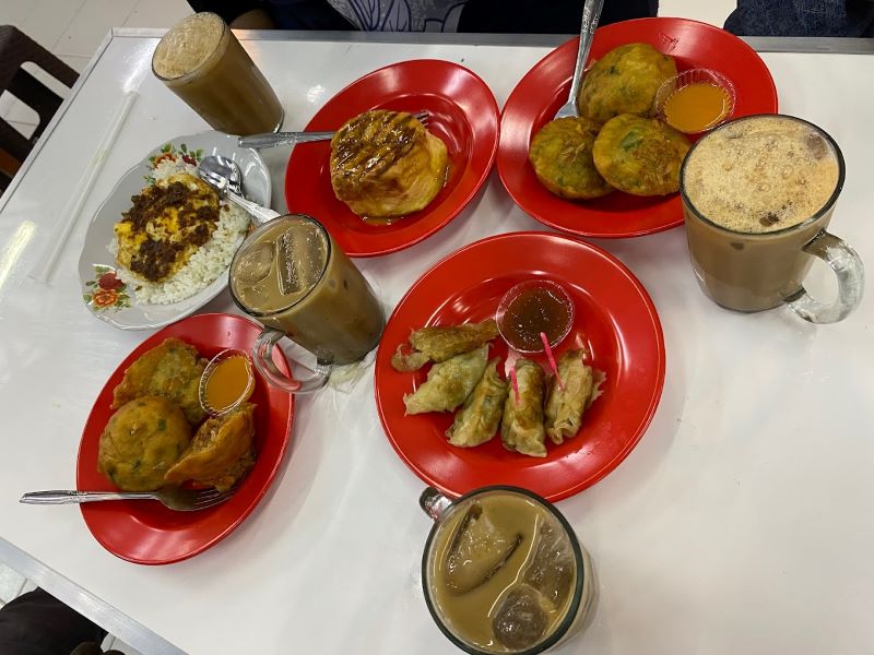 Menu-menu yang dijual di Kopi Tiam Kapuas Hulu Lowanu.