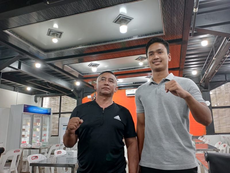 OPTIMIS MENANG: Nataniel Abimanyu (kanan) bersama Pelatihnya Irwansyan Ginting.