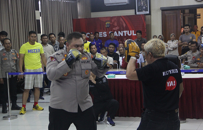 ADU SPORTIVITAS: Personel Polres Bantul mengikuti kejuaraan tinju yang memperebutkan Piala Kapolres Bantul 2024 untuk menanamkan jiwa sportif dan mengelola emosi yang baik.