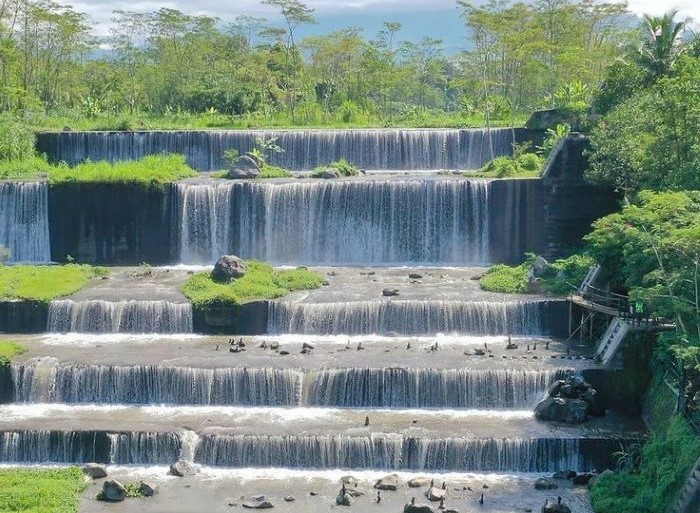 Grojogan Watu Purbo, terletak di Desa Bangunrejo, Tempel, Sleman, Daerah Istimewa Yogyakarta.
